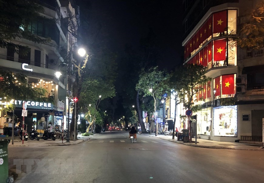 La calle Ba Trieu en Hanoi a las 19:45 el 26 de marzo está menos concurrida que lo normal (Foto: VNA)