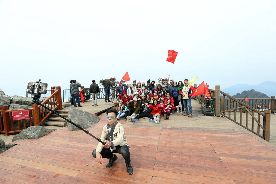Un grupo de excursionistas al llegar a la cima de Fansipan (Fuente: VNA)