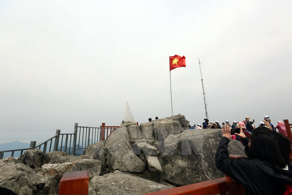 Un grupo de excursionistas al llegar a la cima de Fansipan (Fuente: VNA)