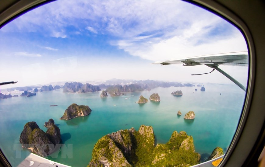 La Bahía Ha Long fue reconocida dos veces por la UNESCO como Patrimonio Natural Mundial en 1994 y 2000, por su valor paisajístico y geológico. Constituye uno de los lugares más conocidos de Vietnam que atrae a los turistas extranjeros (Fuente: VNA)