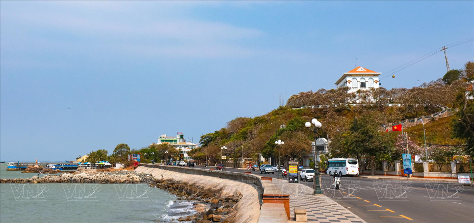 Bach Dinh se ubica entre las playas de "Truoc" y "Dau", en la ladera de la montaña “Lon”, con vista hacia el mar. (Fuente: VNA)