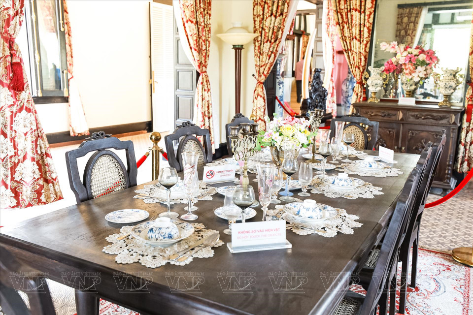 Hoy en día, el primer paso de Bach Dinh aún conserva preciosas antigüedades que se utilizaron para la decoración en el pasado. Estos son artículos que tienen las tradiciones culturales vietnamitas, como el sofa real que data de 1921, durante el reinado del rey Khai Dinh. (Fuente: VNA)