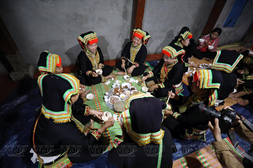 En los días festivos, la gente de Dao Lo Gang usa sus trajes tradicionales (Fuente:VNA)