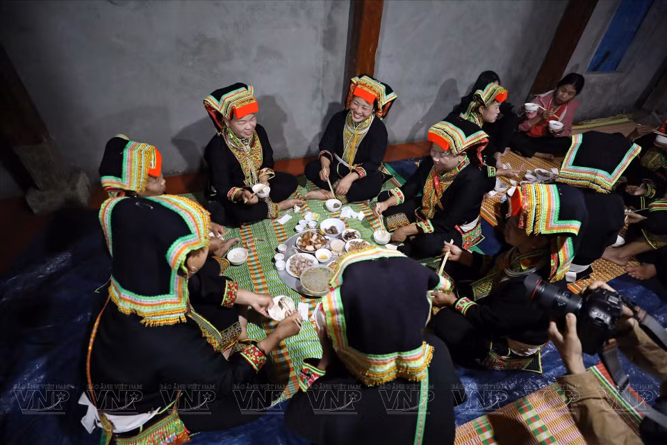 En los días festivos, la gente de Dao Lo Gang usa sus trajes tradicionales (Fuente:VNA)