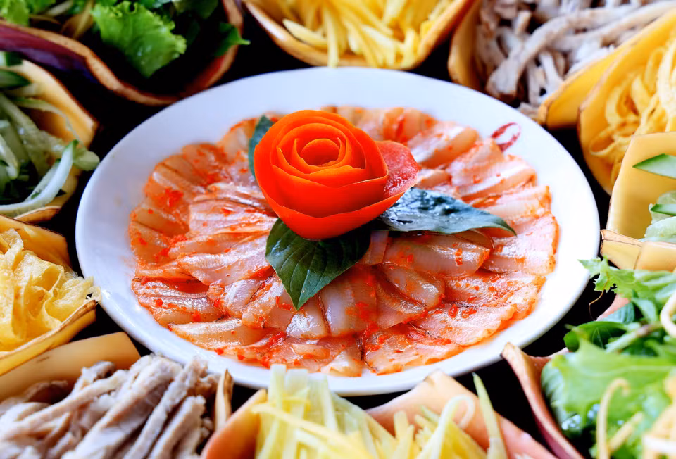 El plato de pescado Mai de color blanco está salpicado de pimientos rojos brillantes y colocados en el medio como "pistilo" (Fuente: VNA)