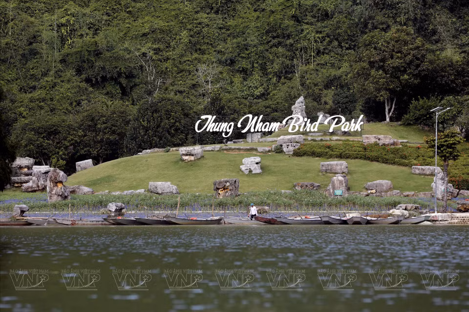 Las colinas situadas justo en medio del gran lago son lugares ideales para que los turistas acampen. (Fuente:VNA)