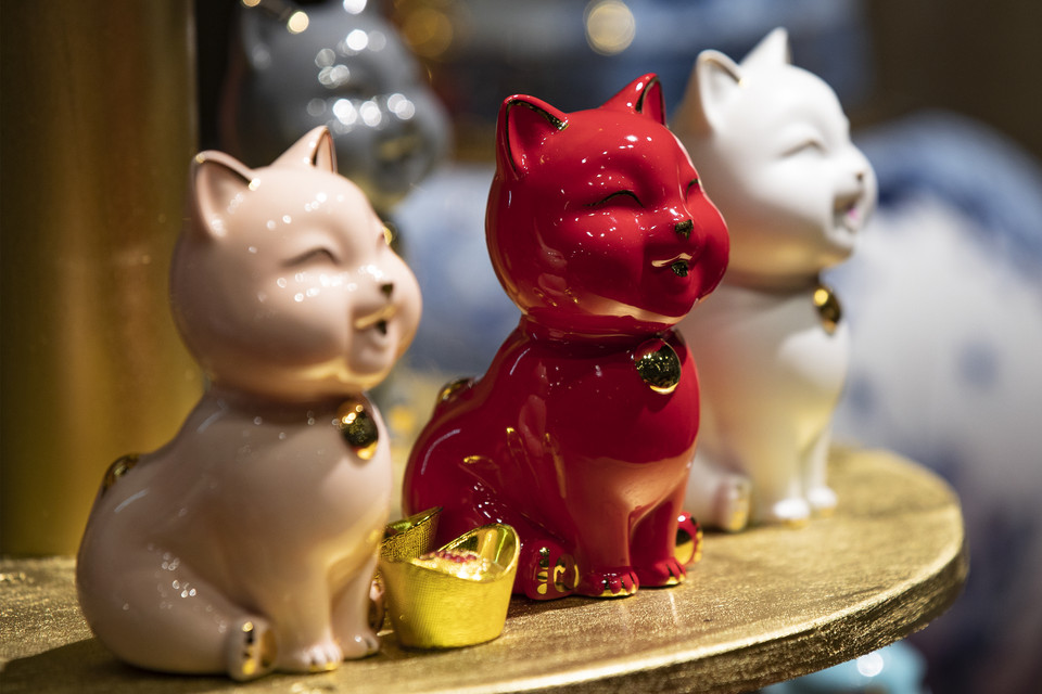 Estatua de gato de mil felicidades con decoración dorada (Fuente:VNA)