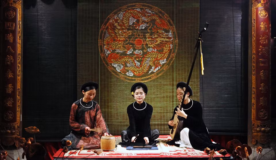 Este género musical tradicional de Vietnam ha revivido con fuerza, capturando la atención especial de los jóvenes, y cada vez se establecen más clubes de Ca tru en el país (Fuente:VNA)