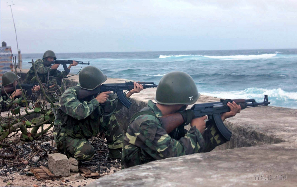 Soldados de Truong Sa montan día y noche la firme guardia y están dispuestos de sacrificar la vida para defender las islas y el mar territorial de la Patria (Fuente: VNA)