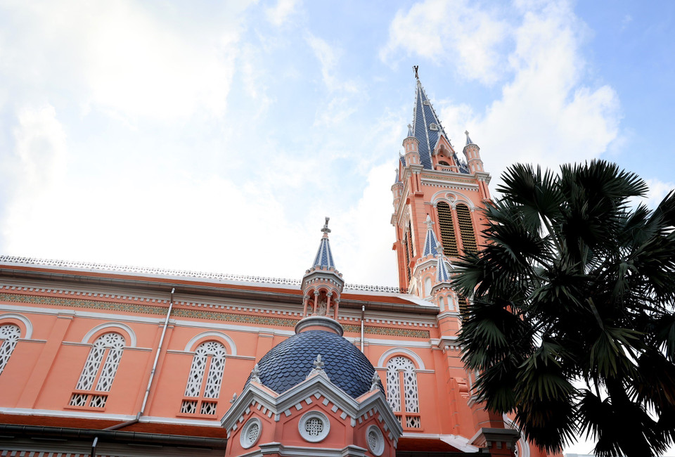 Al lado de la iglesia de Tan Dinh con estilo arquitectónico romano (Fuente:VNA)