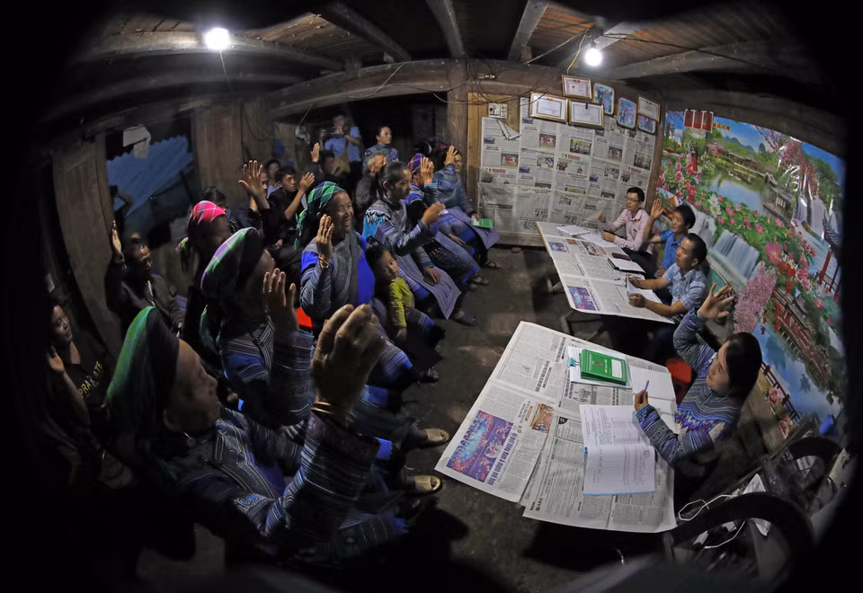 Una reunión para seleccionar a las personas que pueden recibir préstamos preferenciales en la aldea de Thang Chu Pen, en la comuna de Ta Ngai Cho, en el distrito de Muong Khuong, de la provincia norteña de Lao Cai (Fuente:VNA)