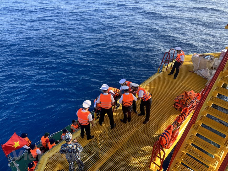 Los oficiales y soldados de la plataforma superan todas las dificultades para cumplir sus tareas (Fuente: Vietnamplus)