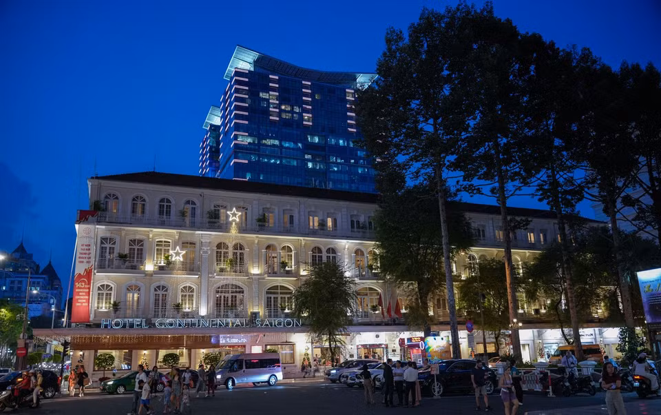 El primer destino del recorrido nocturno es el hotel Continental Saigon, que posee la arquitectura de estilo francés más antigua de Vietnam. (Fuente: VNA)