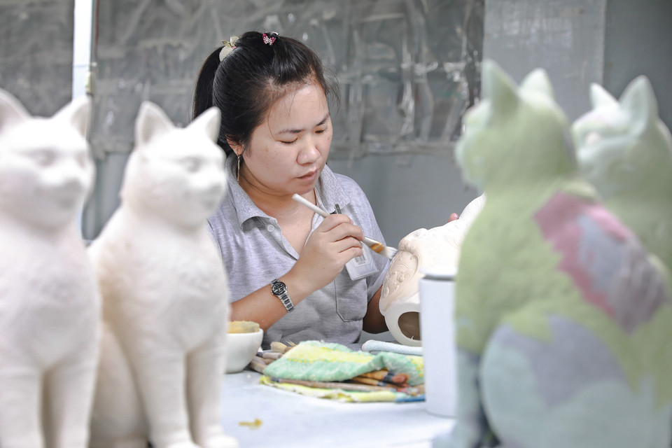 La etapa de coloreado y edición de los motivos de la estatua del gato antes de la entrada al horno (Fuente:VNA)