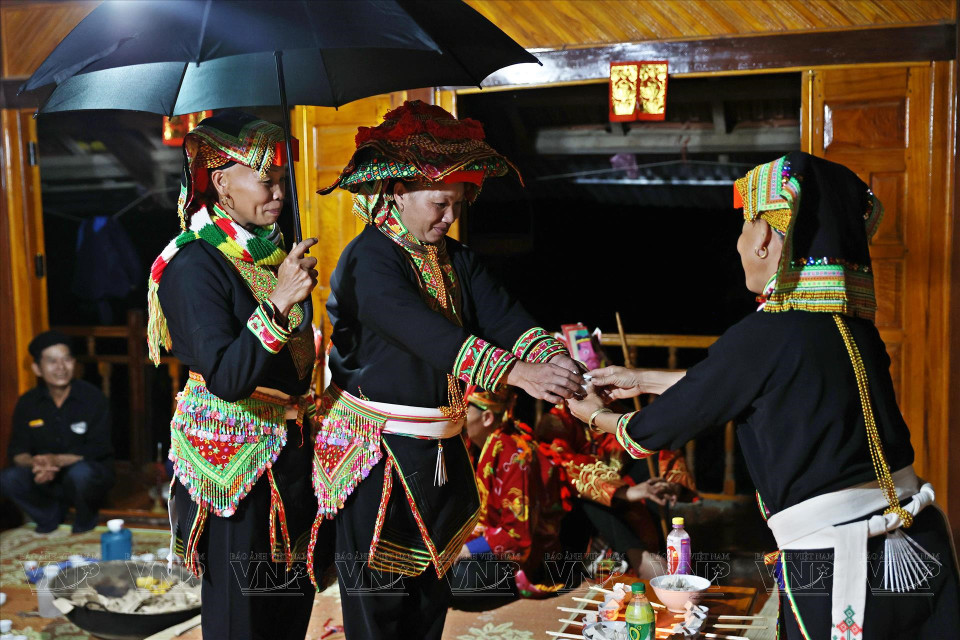 Además de las ropas tradicionales, las mujeres de Dao Lo Gang se visten de muchos accesorios decorativos (Fuente:VNA)