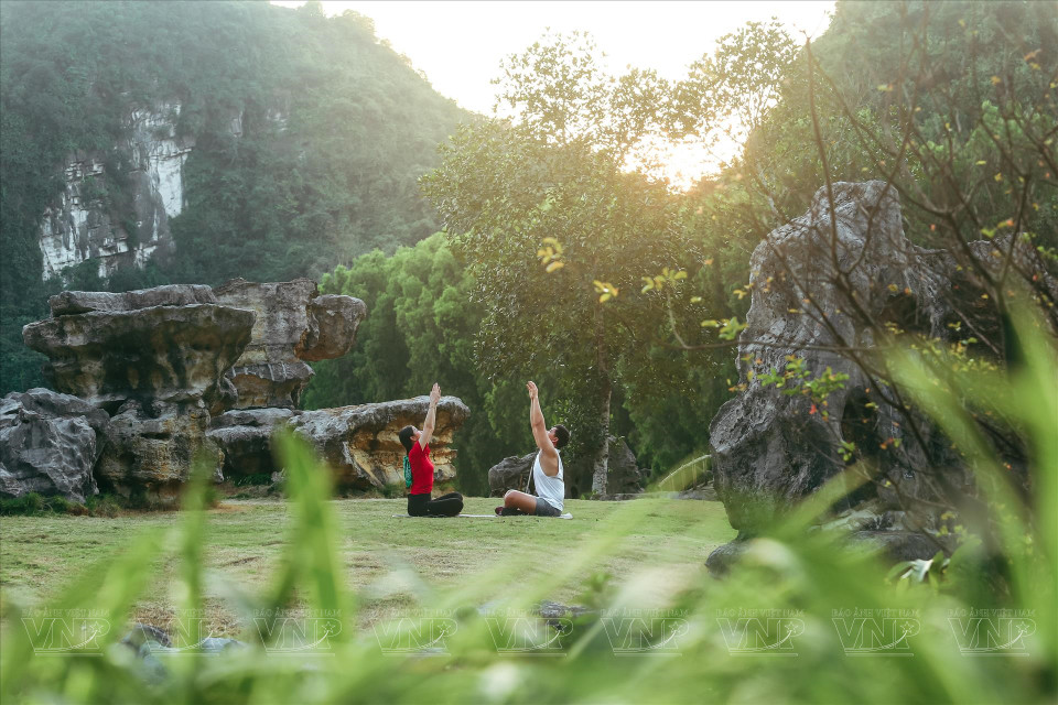 Visitantes disfrutan del aire fresco en la zona de ecoturismo de Thung Nham. (Fuente: VNA)