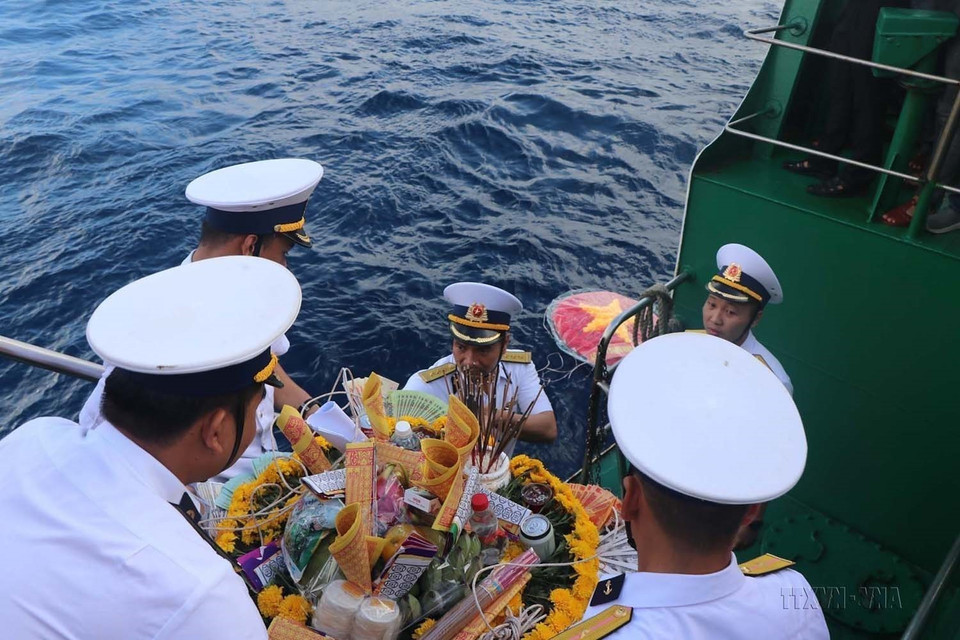 En el viaje a Truong Sa a través de las aguas de Co Lin, Gac Ma y Len Dao, los miembros del buque naval 516, de la Brigada 146, de la Región Naval 4, celebran una ceremonia de ofrenda de incienso y flores al mar para conmemorar a los soldados fallecidos por la defensa nacional (Fuente: VNA)