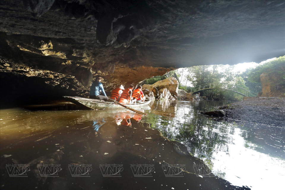 Visitantes realizan un viaje por la cueva de But. (Fuente: VNA)