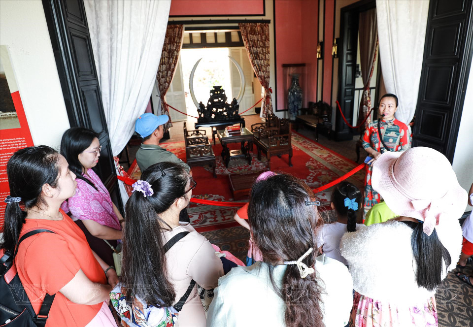 Bach Dinh es una villa con tres pisos, 19 metros de altura, 25 metros de longitud, mientras toda la obra está pintada con el color blanco. Llegando a la villa, los visitantes pueden contemplar la arquitectura francesa desde la forma hasta la decoración artística. (Fuente:VNA)