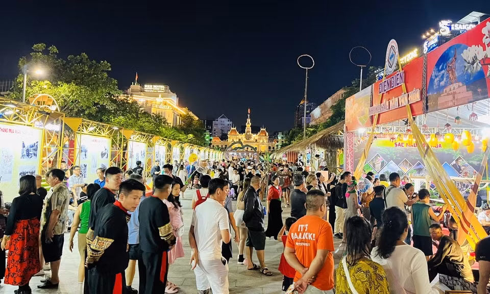 Al final del recorrido nocturno, los visitantes pueden disfrutan de actividades de entretenimiento en la calle peatonal de Nguyen Hue, y cafés únicos en el edificio residencial 42 Nguyen Hue y el parque de Bach Dang. (Fuente: VNA)