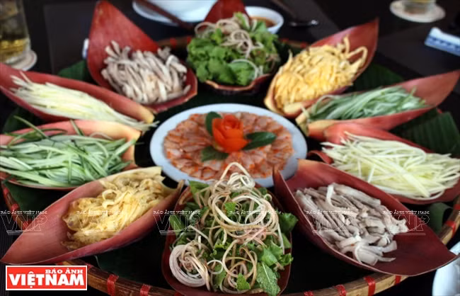 Los ingredientes de Hot pot están decorados con forma de flores coloridas sobre pétalos de flores de plátano que se ven muy atractivos (Fuente: VNA)