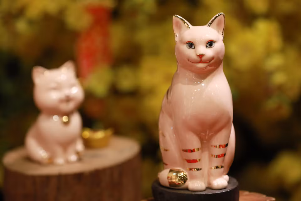Estatua de gato de gran felicidad con decoración dorada (Fuente:VNA)