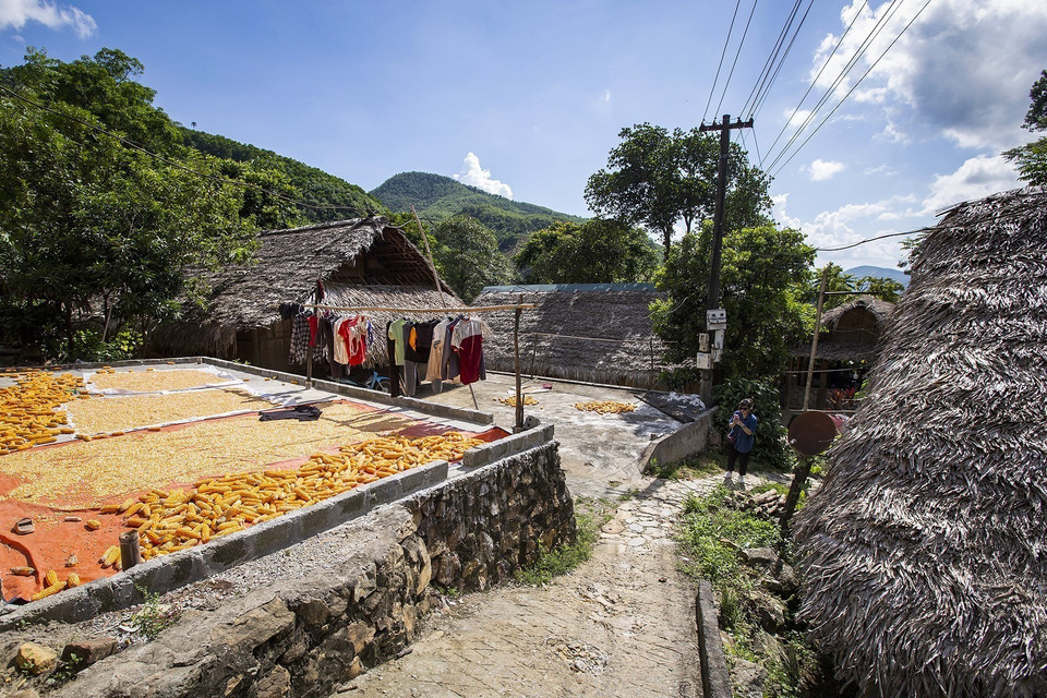 Casas con paredes de tierra de la etnia Dao Tien, en el pueblo de Sung (Fuente:VNA)