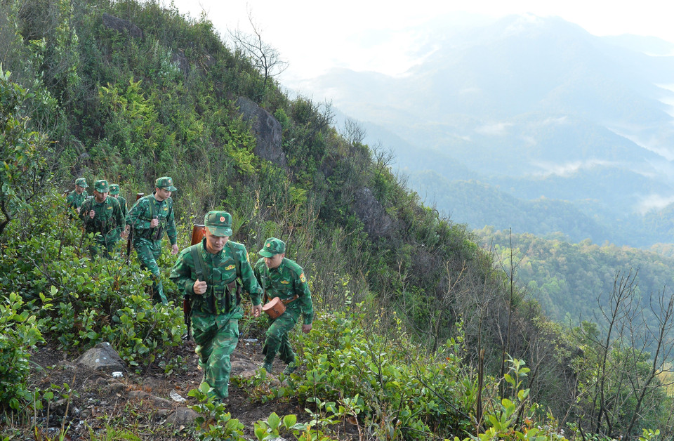 Soldados del puesto de guardia fronterizo de A Pa Chai patrullan para garantizar la seguridad en la zona limítrofe (Fuente:VNA)