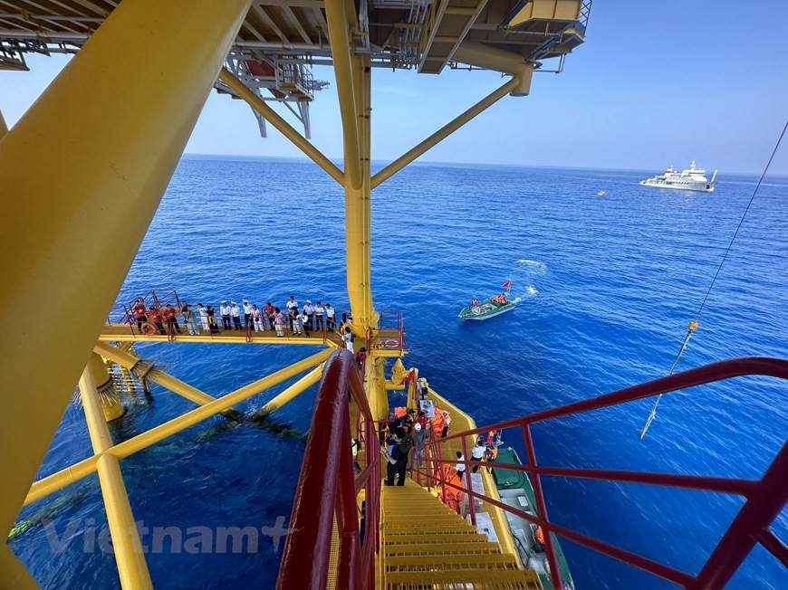Las tareas de las plataformas marítimas son instalar faros para guiar a los barcos pesqueros y facilitar el movimiento en la región; establecer estaciones de investigación hidrometeorológica; y servir como un refugio para los pescadores cuando hay tormentas (Fuente: Vietnamplus)