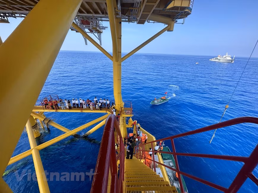 Las tareas de las plataformas marítimas son instalar faros para guiar a los barcos pesqueros y facilitar el movimiento en la región; establecer estaciones de investigación hidrometeorológica; y servir como un refugio para los pescadores cuando hay tormentas (Fuente: Vietnamplus)