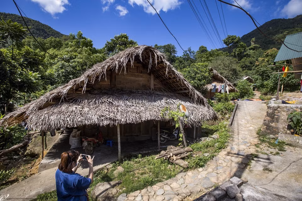 Casas con paredes de tierra de la etnia Dao Tien, en el pueblo de Sung, en el distro de Da Bac, de la provincia de Hoa Binh (Fuente:VNA)
