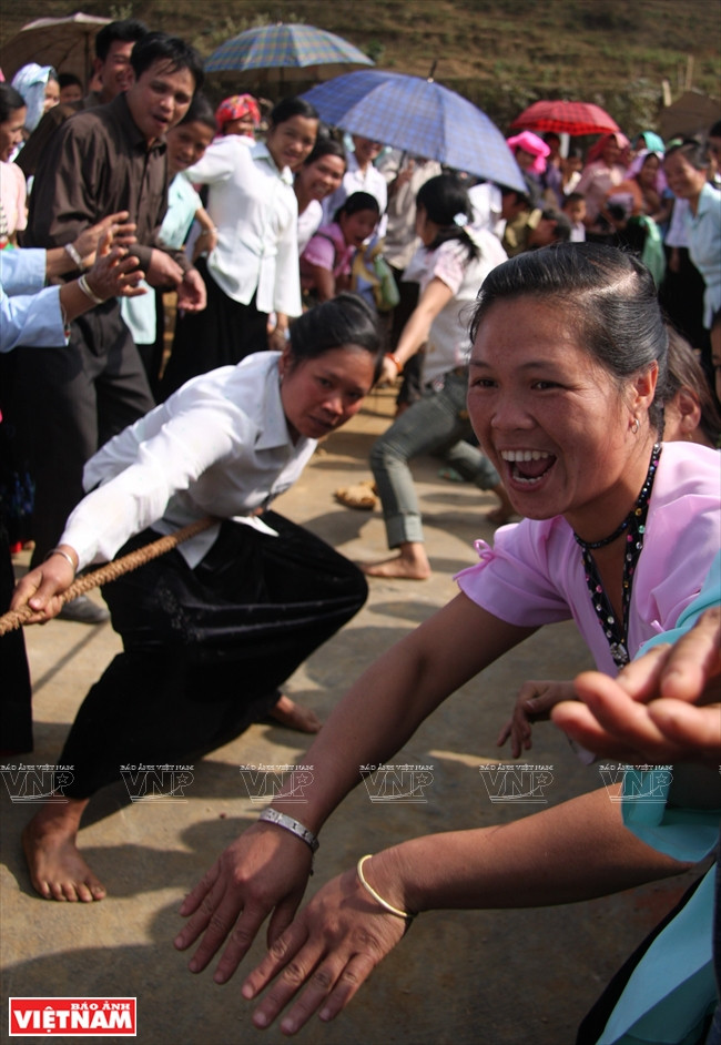Normalmente, en cada aldea de los grupos Thai, Lu, Mong y Dao hay un equipo de tira y afloja (Fuente: VNA)