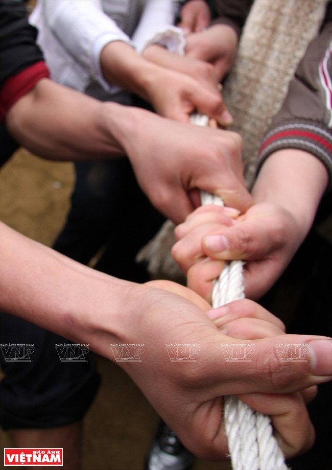 Las manos muestran la fuerza de la solidaridad en el juego de la soga (Fuente: VNA)