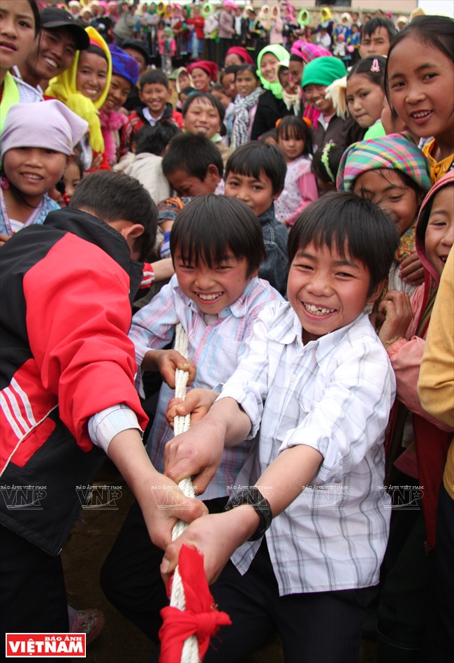 Estudiantes de la secundaria Dao San del distrito de Phong Tho, Lai Chau, jugando el tira y afloja (Fuente: VNA)