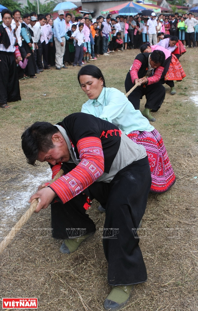 El grupo étnico Mong en Son La, lleva a cabo este juego en las reuniones entre familias, aldeas o comunas (Fuente: VNA)