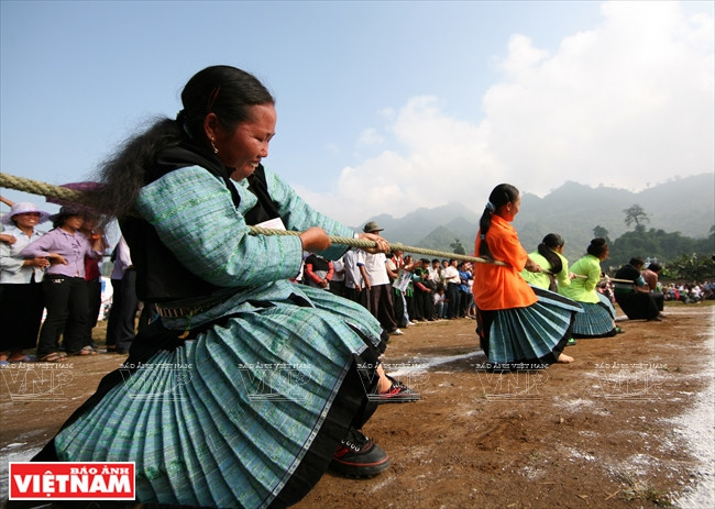  Los Mong en Loong Luong, distrito de Van Ho, Son La, juegan al tira y afloja en el festival que tiene lugar en Moc Chau el 2 de septiembre de cada año. (Fuente: VNA)