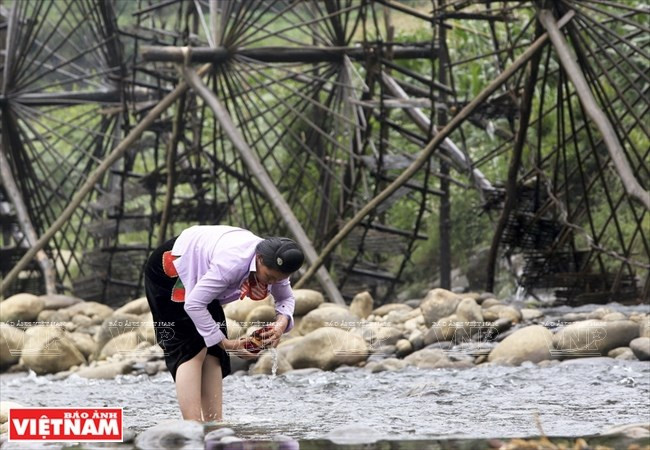 Al visitar las ruedas de agua en la aldea de Na Khuong , los turistas pueden aprender sobre las costumbres que ligan con el río de Nam Mu de la etnia Thai. (Fuente:VNA)