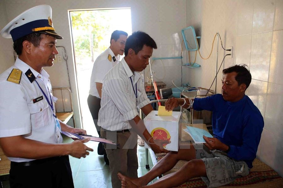 Un pescador accidentado en el mar y hospitalizado en Song Tu Tay ejerce el derecho a votar 