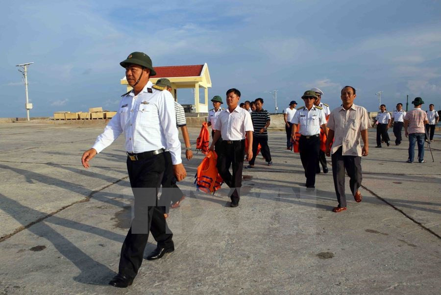 Combatientes llegan a la isla Song Tu Tay para participar en la votación 