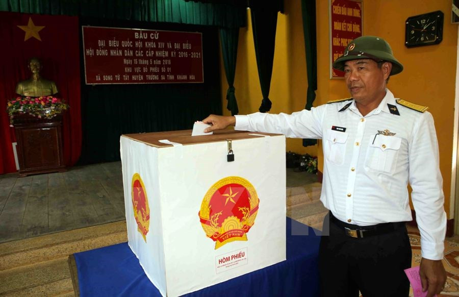 Phan Tuan Hung, jefe de Estado Mayor de la Zona Cuatro de la fuerza naval, realiza el voto 