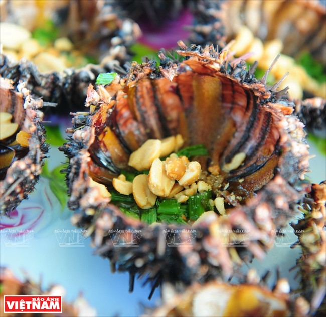 Turistas disfrutan de los deliciosos platos de mariscos. (Fuente: VNA)