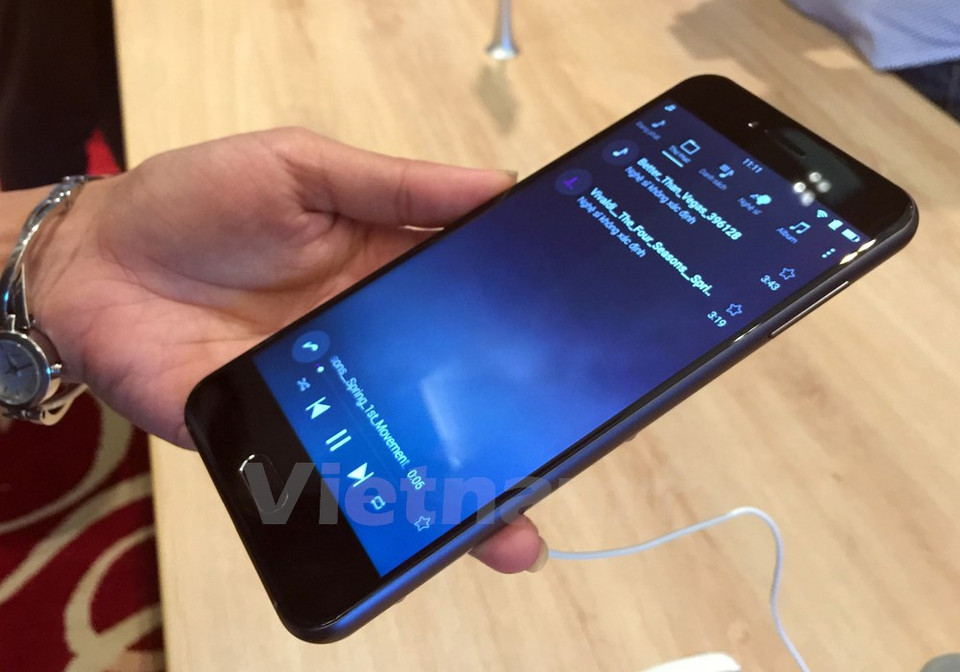 Numerosas personas asistieron al estreno del BPhone 2017.