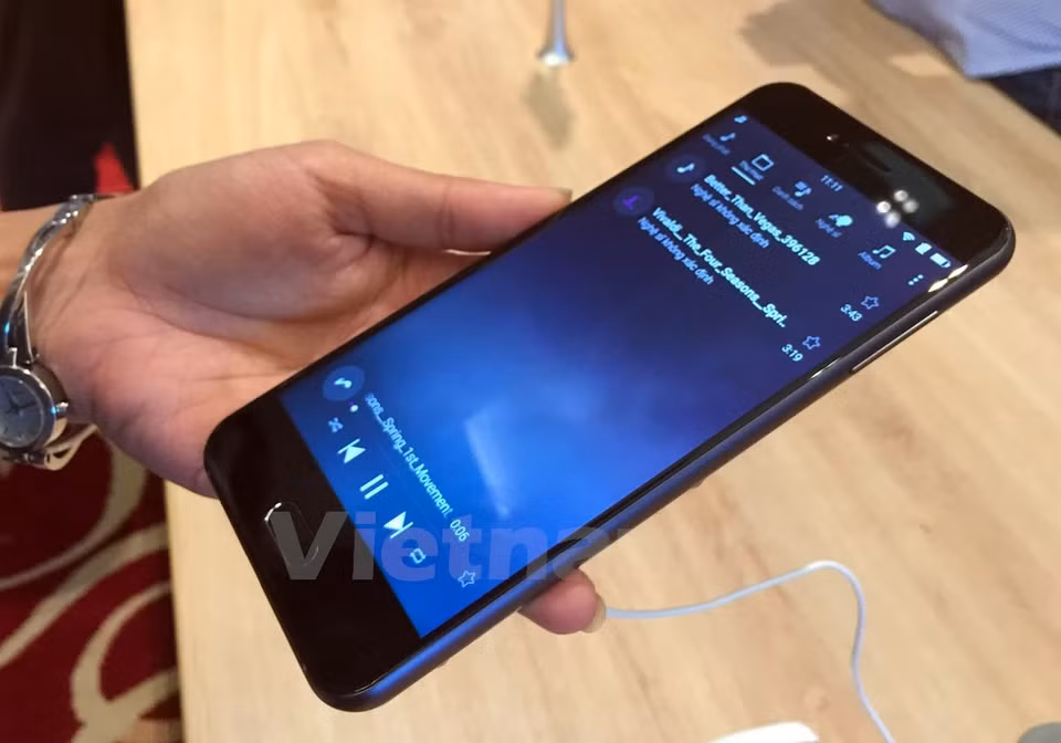 Numerosas personas asistieron al estreno del BPhone 2017.