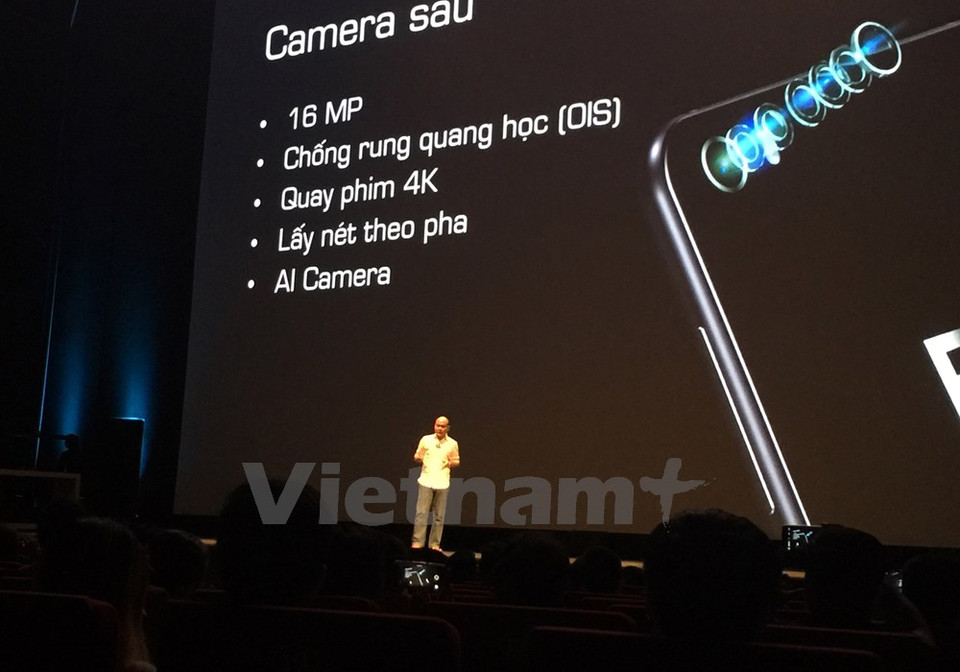 El presidente del grupo de tecnología vietnamita Bkav, Nguyen Tu Quang, presenta el nuevo BPhone.