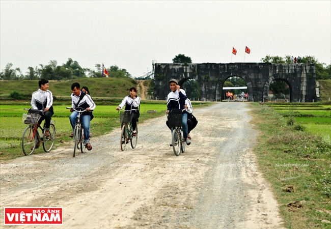 Según los registros antiguos, el eje de la ruta principal en la puerta sur de la ciudadela s e llama Cai Hoa, Hoa Nhai o Hoe Nhai. En una excavación arqueológica reciente en esta zona, hubo huellas de un antiguo sendero de dentro de la ciudadela a través de la puerta sur a la montaña Don Son. Foto: Cong Dat