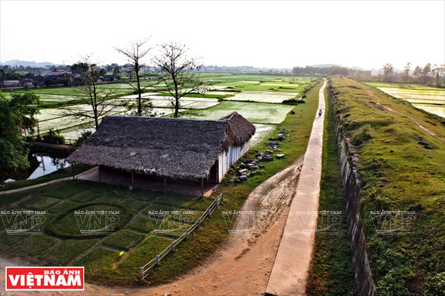 La ciudadela real está construida sobre un área casi cuadrada, con la longitud norte-sur de 870.5m y la longitud este-oeste de 883.5m. El camino Hoa Nhai (real), construido en agosto de 1402 y pavimentado con losas de piedra, es unos 2,5km de largo que lleva al altar de Nam Giao (donde el rey comunicaba con el cielo). Foto: Cong Dat