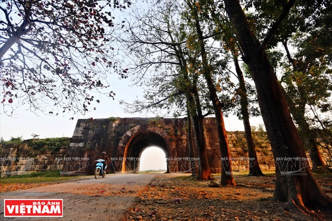 Según la evaluación realizada por el sitio de viajes en línea de CNN, la Ciudadela de la Dinastía Ho recibió el ¨Título de Honor" por la UNESCO por dos razones. En primer lugar, la dinastía Ho sólo existía durante siete años (1400-1407) en un período lleno de trastornos en la historia vietnamita. En segundo lugar, la Ciudadela de la dinastía Ho es "un modelo sobresaliente para un nuevo estilo de una capital del sudeste asiático ". En 2015, CNN clasificó la Dinastía Ho como "uno de los 21 patrimonios más destacados y más grandes del mundo". Foto: Thong Thien