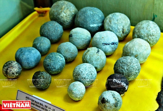 Durante las excavaciones arqueológicas alrededor de la ciudadela de piedra de la dinastía Ho, los científicos descubrieron cientos pelotas de piedras tan grandes como balones de fútbol, y tan pequeñas como bolas sepatakraw. Los resultados apoyan la idea de que los trabajadores utilizaron las bolas para rodar las losas de piedra desde el sitio de la cantera hasta el sitio de construcción. Al trepar y llenar la tierra, movieron las losas de piedra para construir la ciudadela. Foto: Cong Dat