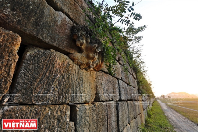 Las paredes exteriores de la ciudadela se construyen con losas de piedra verdes, que se tallan y se hacen hábilmente, el más grande de 26toneladas. Las grandes losas de piedra se ven sobre todo en las paredes occidentales, meridionales y orientales. Foto: Cong Dat