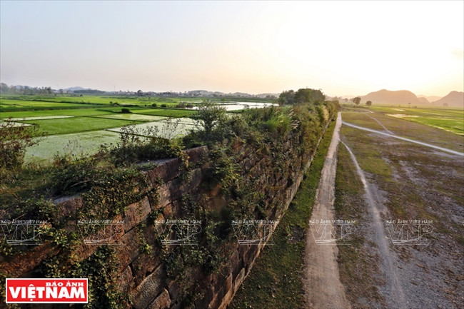 La totalidad de las murallas exteriores de la ciudadela están injertadas con losas de piedra verde, apiladas una encima de la otra firmemente, algunas losas son de 6m de largo y más de 20 toneladas. Según el cálculo de los científicos, la cantidad total de piedras utilizadas en la construcción de la ciudadela de la dinastía Ho es de unos 20.000 m3. Foto: Cong Dat